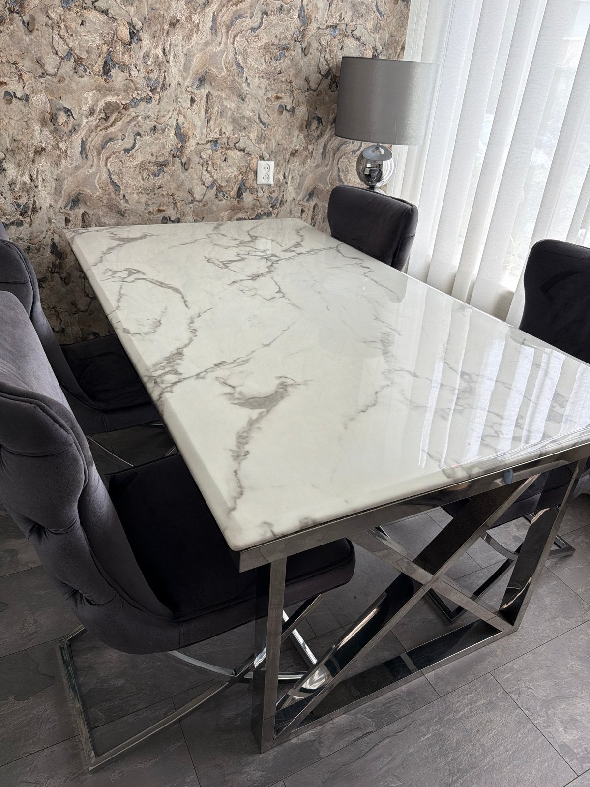 Moderne eettafel met marmerlook blad en metalen onderstel, Huis en Inrichting, Tafels | Eettafels, Ophalen, Overige materialen