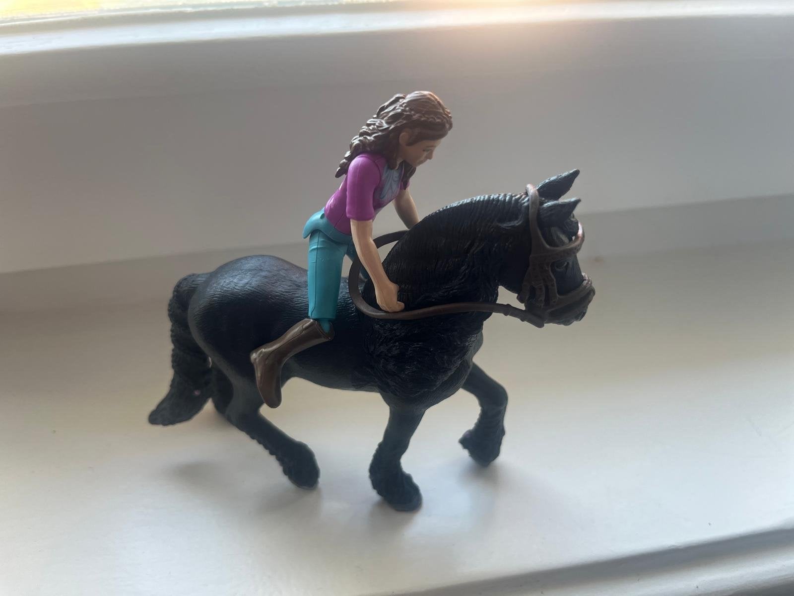 Schleich fries paard met ruiter (bewergbaar) en accessoires, Ophalen of Verzenden, Gebruikt, Jongen of Meisje