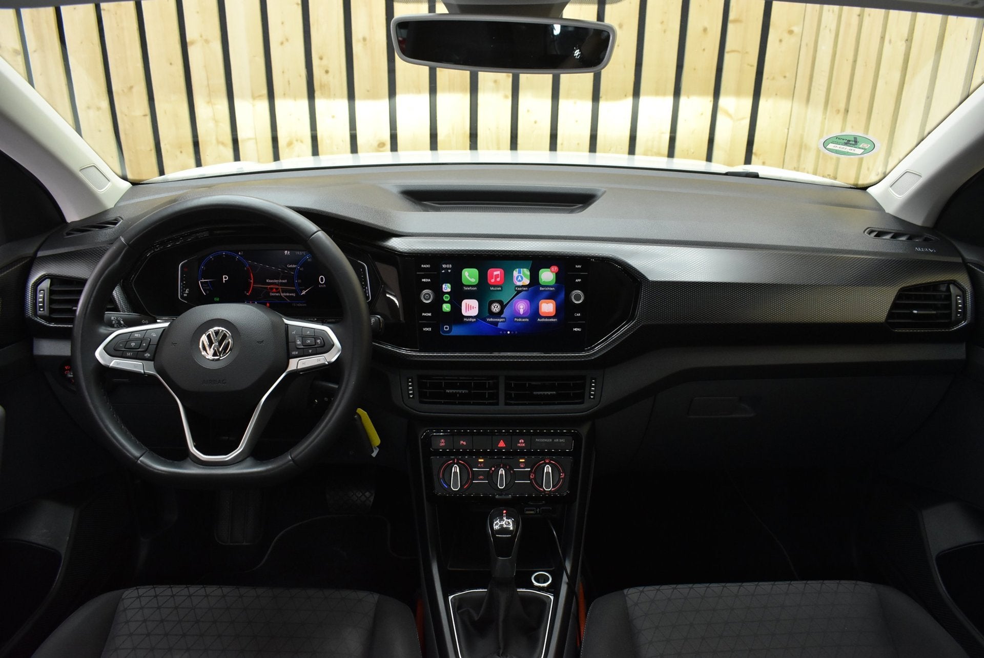 Foto 3 van Volkswagen T-Cross 1.0 TSI Life 2e eig NL-Auto R-Line Carpla