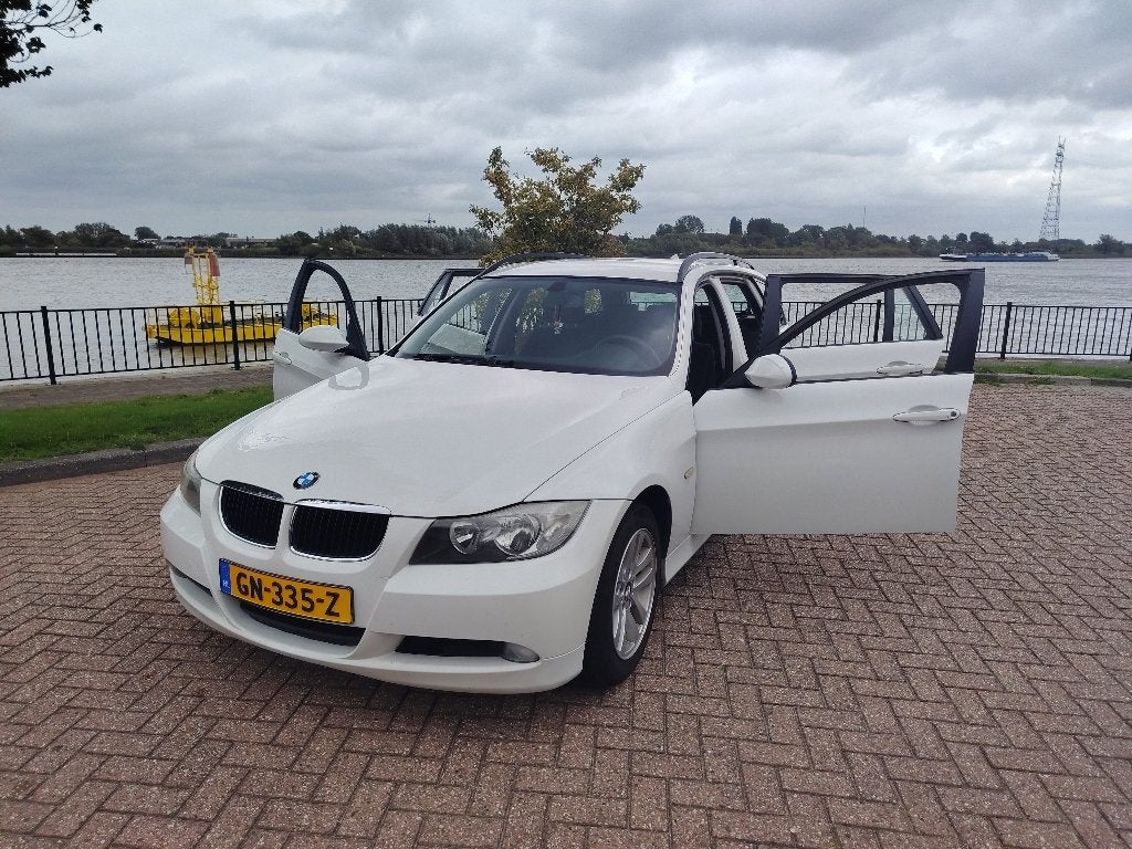 BMW 3-Serie 2.0 318 I Touring AUT 2007 Wit, Auto's, Automaat, Achterwielaandrijving, 1995 cc, 4 cilinders
