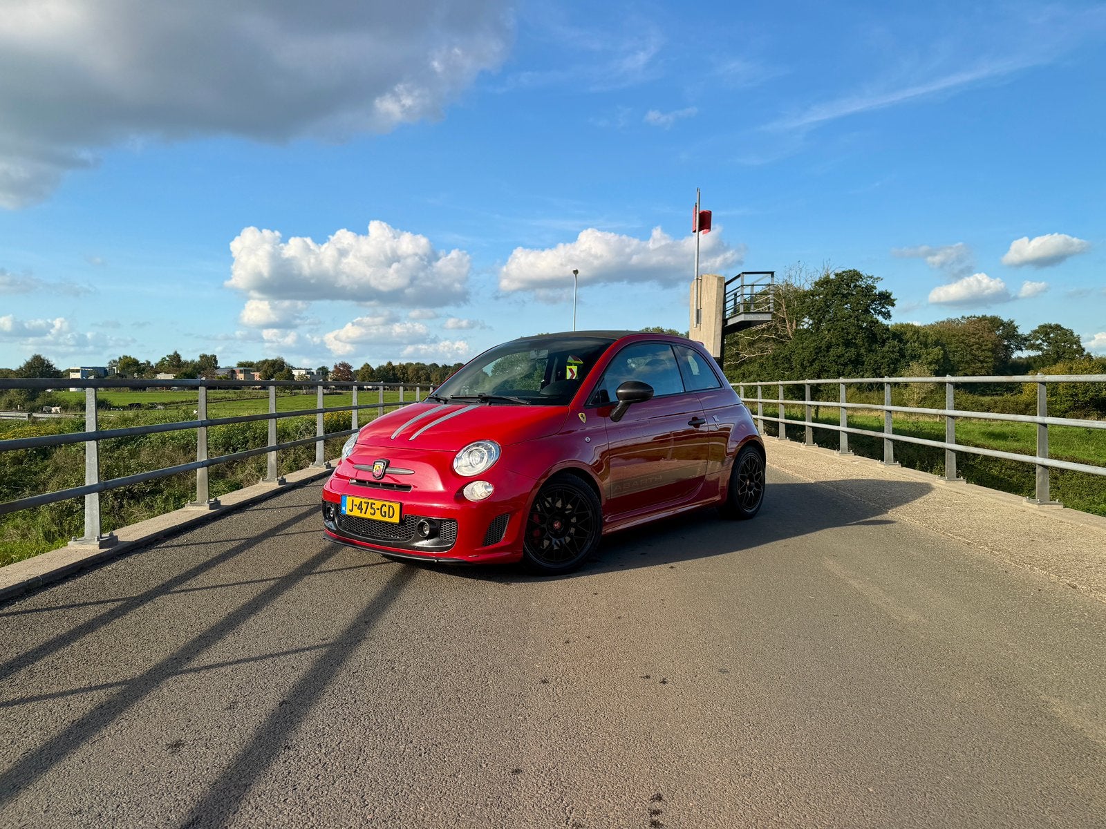 Fiat 500 1.4 T-jet Abarth AUT  Tributo Ferrari!, Auto's, 40 €/maand, Zwart, 4 cilinders, Particulier