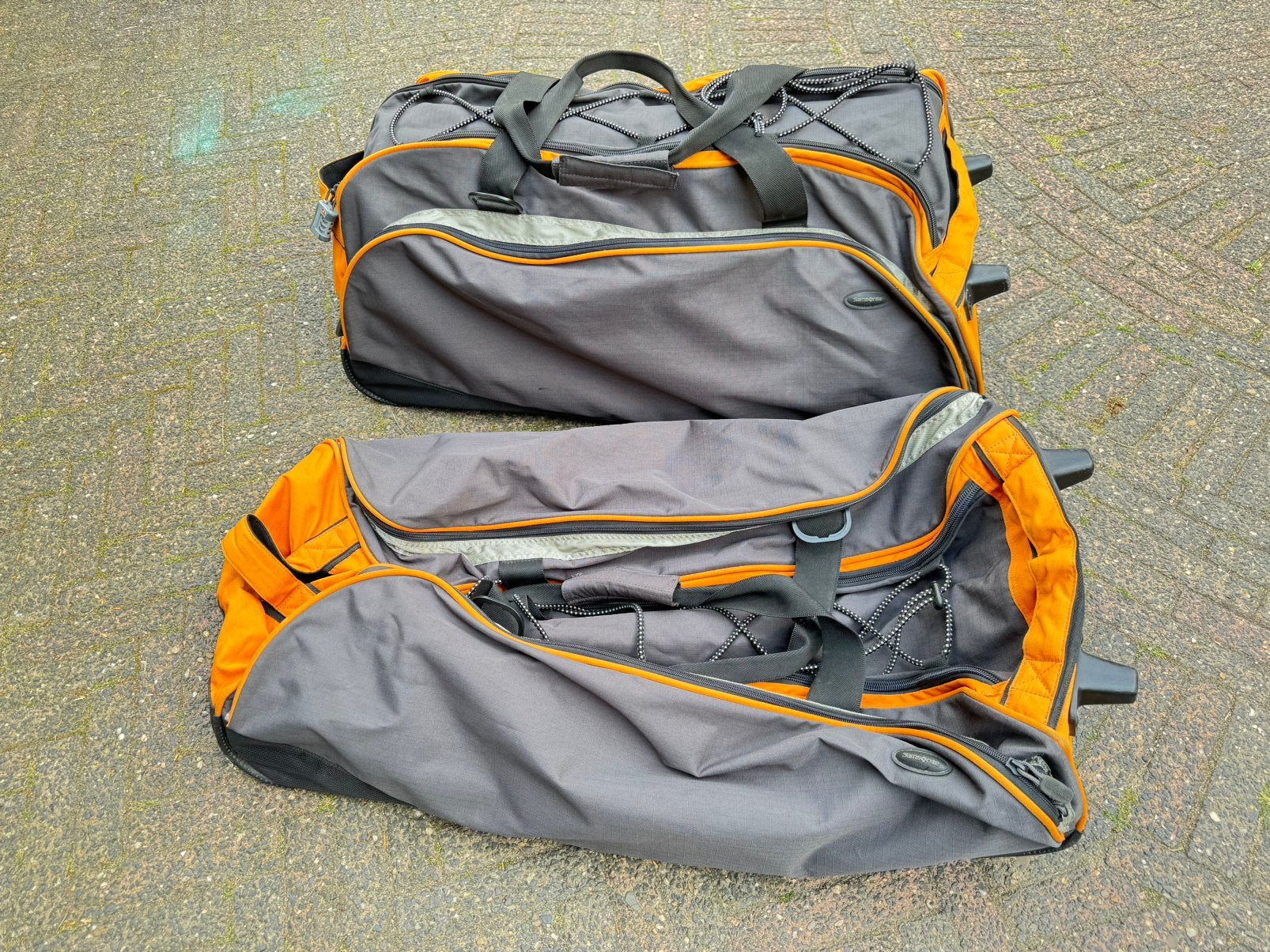 2 stevige Samsonite ruime reistassen (110 liter), Ophalen, Gebruikt, 30 cm of meer, Wieltjes