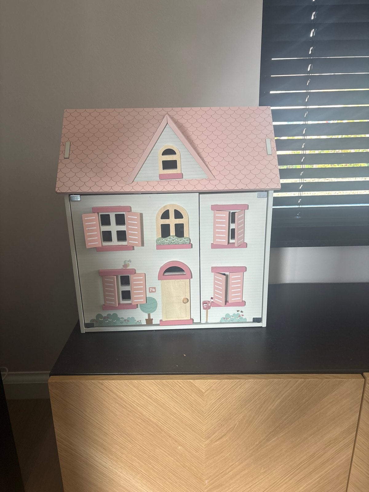 Houten poppenhuis met meubels en accessoires, Ophalen, Zo goed als nieuw, Overige typen