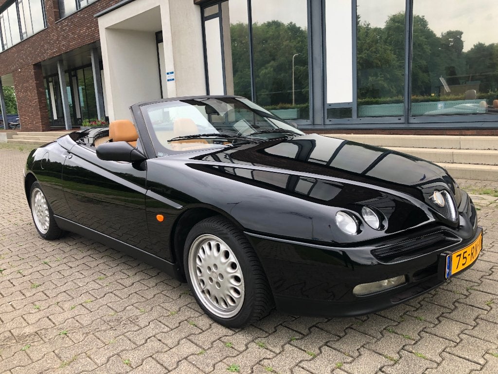 Alfa Romeo spider 2.0  cabrio 1997 Zwart Apk 2027 !!! ., Voorwielaandrijving, Cabriolet, Spider, Zwart