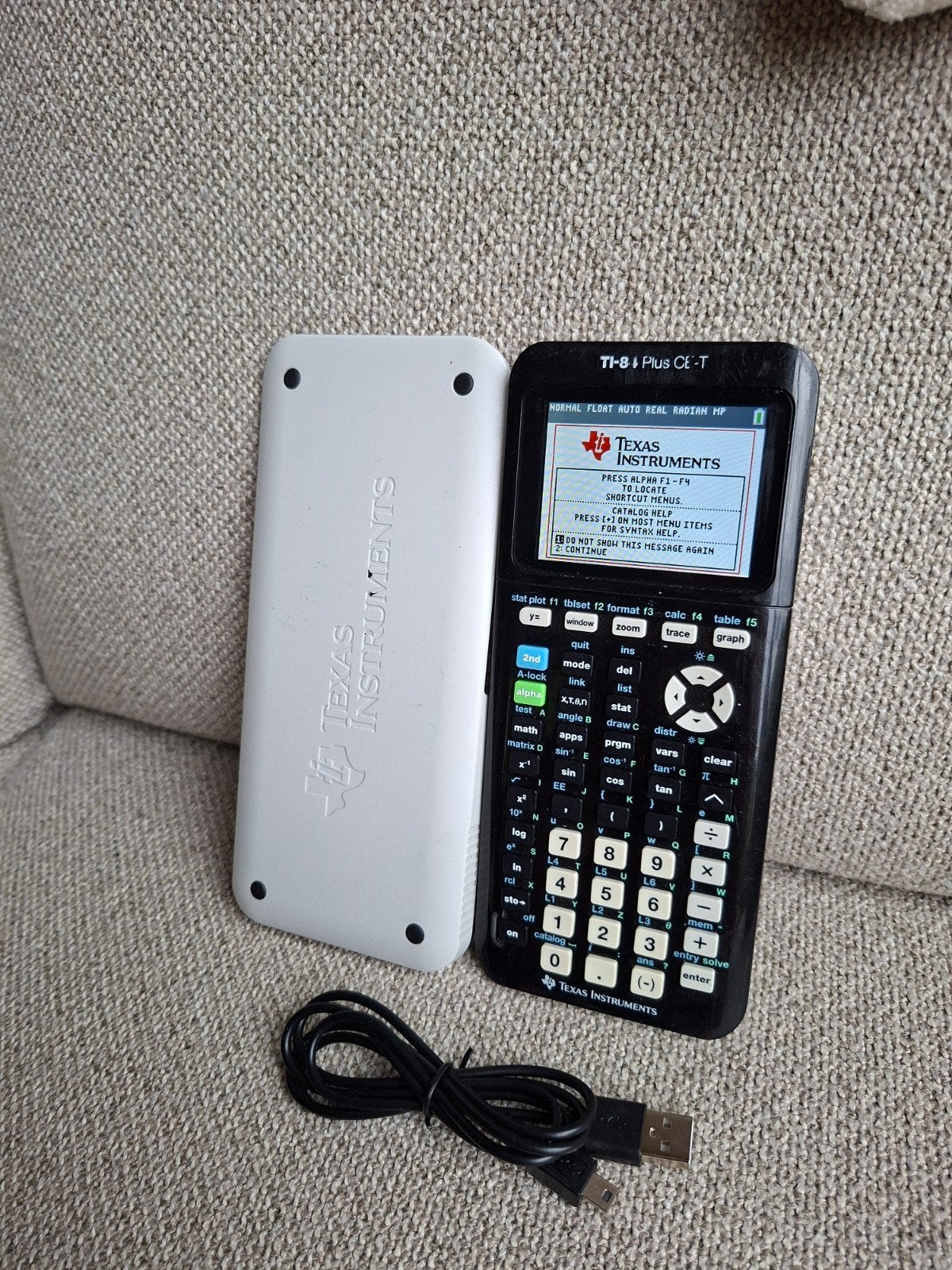 Ti 84 ce-t plus grafische rekenmachine met kabel, Diversen, Rekenmachines, Ophalen of Verzenden, Grafische rekenmachine, Zo goed als nieuw
