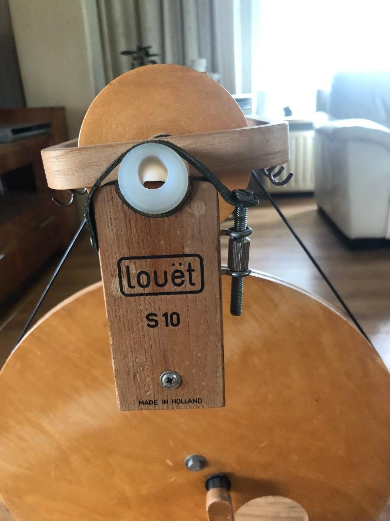 Spinnewiel Louet 10 met toebehoren, Hobby en Vrije tijd, Spinnewielen en Spinnen, Ophalen, Zo goed als nieuw, Spinnewiel