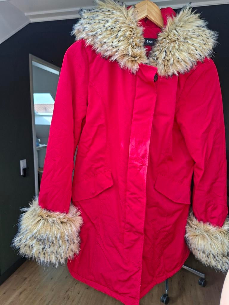Rode dames winterparka met imitatiebont, maat M, Ophalen, Zo goed als nieuw, Maat 38/40 (M), Rood