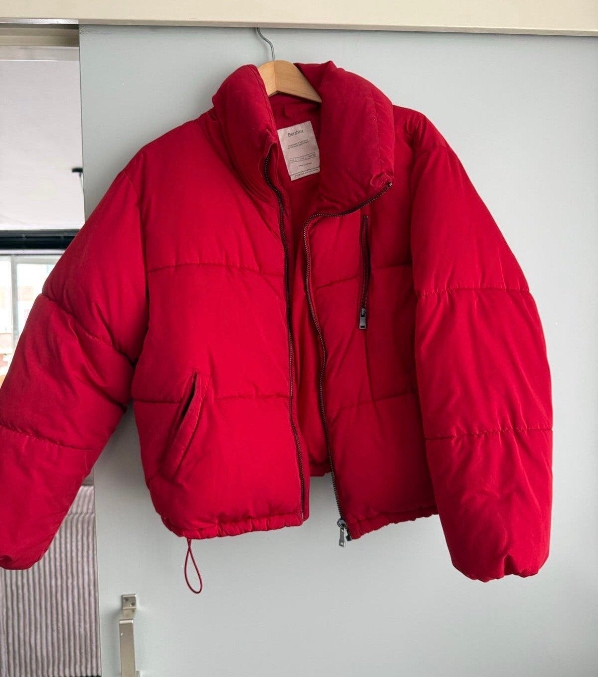 Bershka rode puffer jas maat L, Ophalen, Zo goed als nieuw, Maat 42/44 (L), Rood