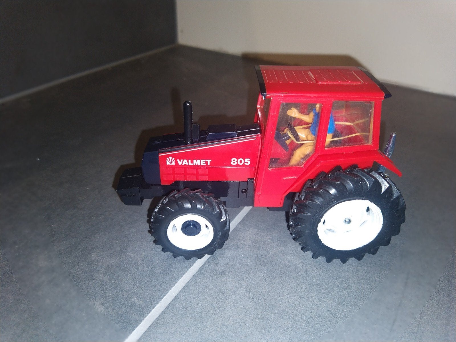 Britains Valmet 805 Kuiken Set groen Geel Wit rood blauw-, Ophalen of Verzenden, Zo goed als nieuw, Tractor of Landbouw, Britains