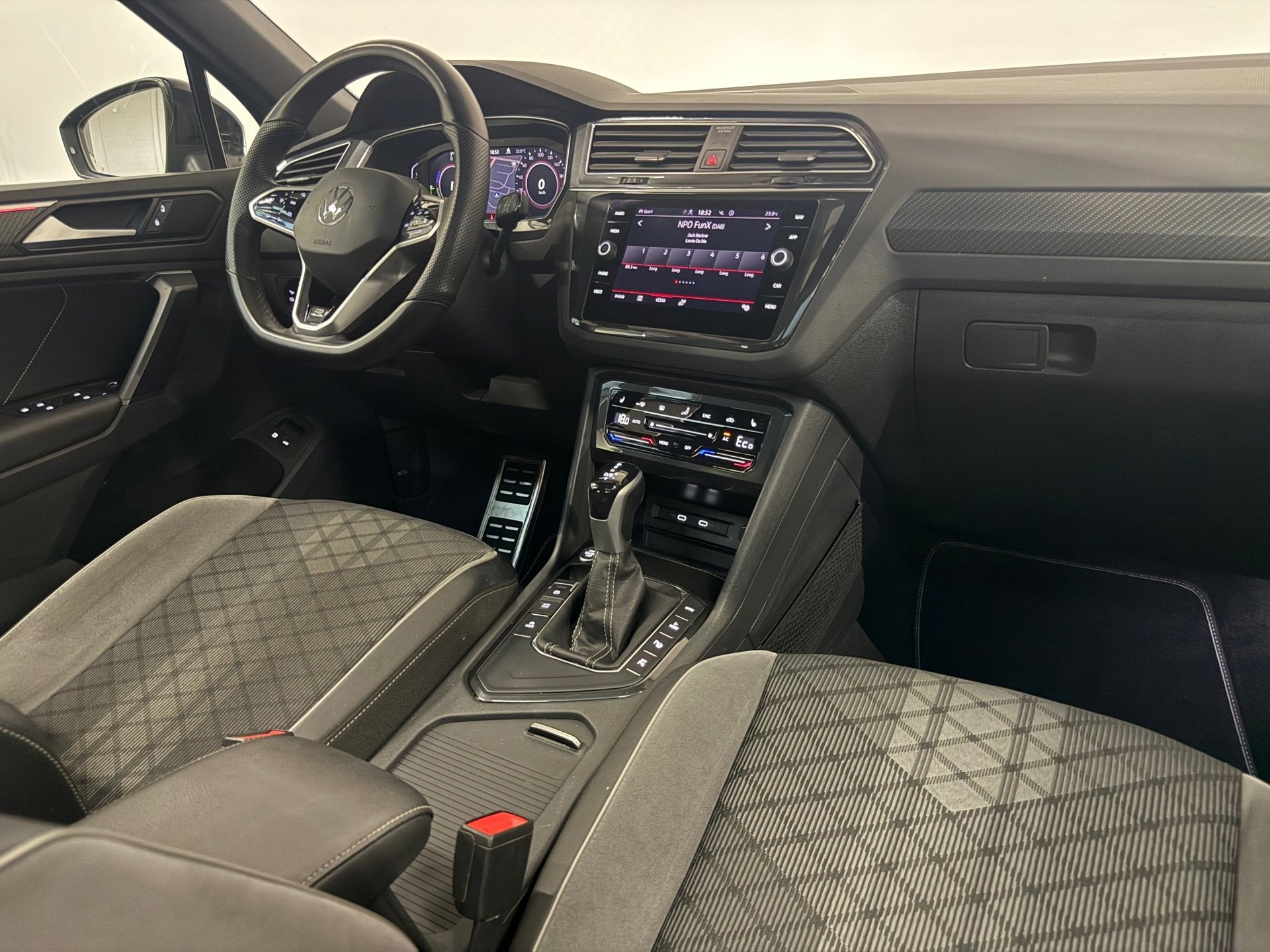 Volkswagen TIGUAN 1.4 TSI eHybrid 3 x R-Line Pano Keyless He, Stof, Zwart, Hybride Elektrisch/Benzine, SUV of Terreinwagen