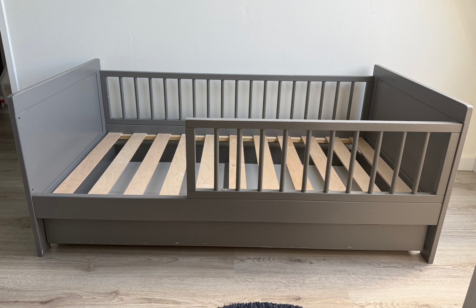 Petite Amelie model Leon (nu Plume) peuterbed - Grijs, Kinderen en Baby's, Kinderkamer | Bedden, Ophalen, Gebruikt, 70 tot 85 cm