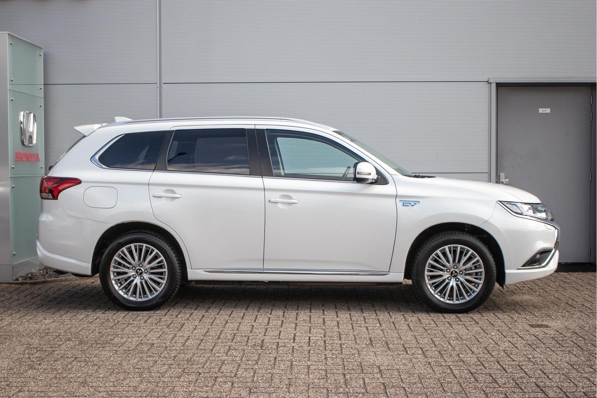 Mitsubishi Outlander 2.4 PHEV Intense+ -Afn. trekhaak | Elec, Automaat, 135 pk, Zwart, 4 cilinders