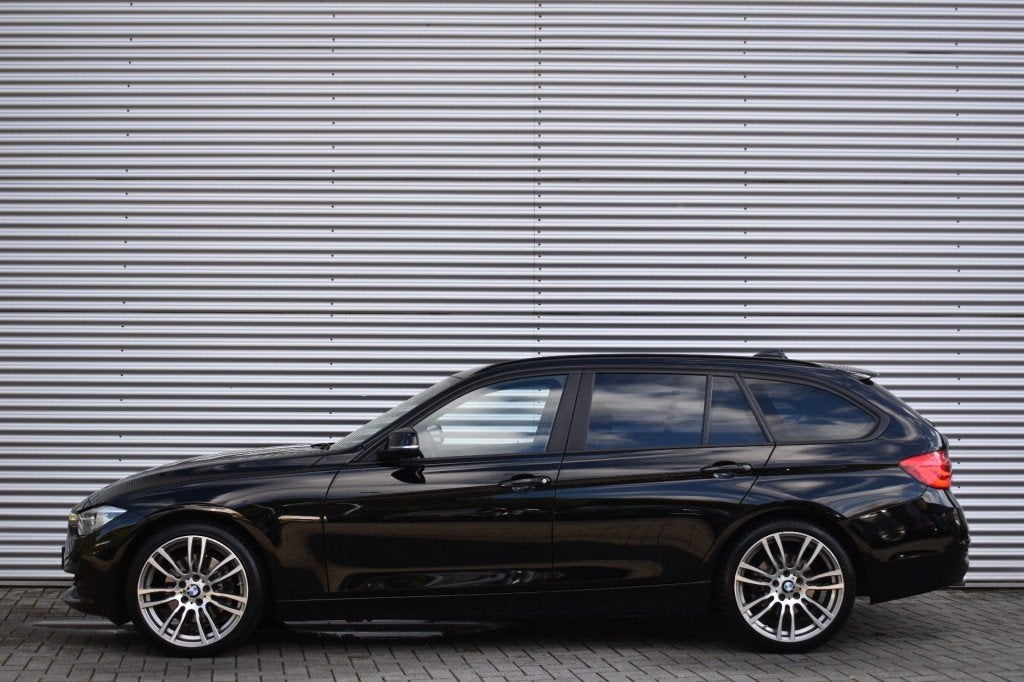 Bmw 3-SERIE 330I AUT. TOURING LUXURY EDITION / LED PAKKET /, Auto's, BMW, Automaat, Achterwielaandrijving, 1800 kg, 4 cilinders