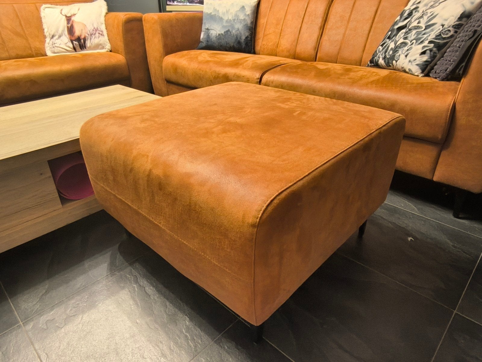 Foto 5 van 2x 3-zits banken cognac microleer + hocker (z.g.a.n.)