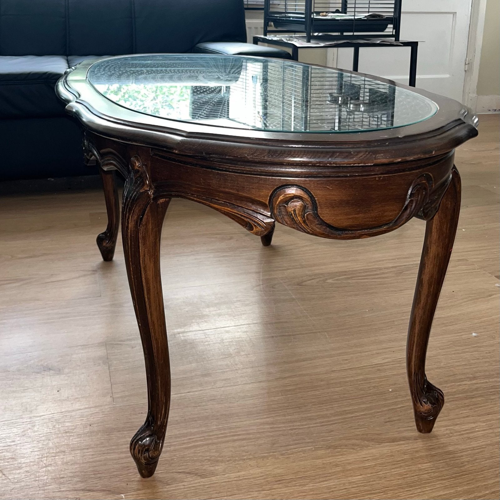Antieke salontafel met glasplaat en rotan details, Antiek en Kunst, Ophalen