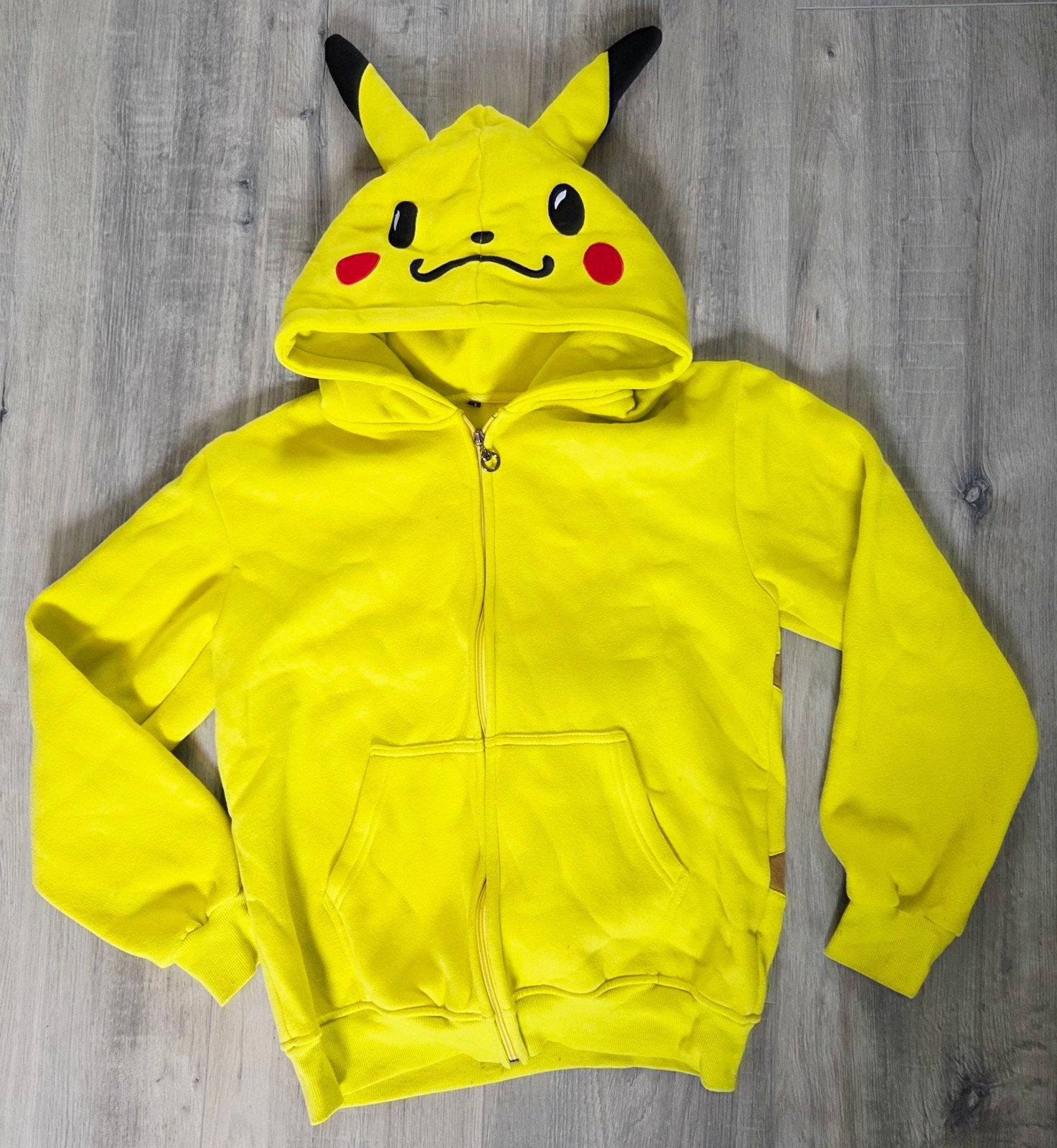 Pikachu hoodie maat L zgan (5), Geel, Maat 42/44 (L), Ophalen of Verzenden, Gedragen
