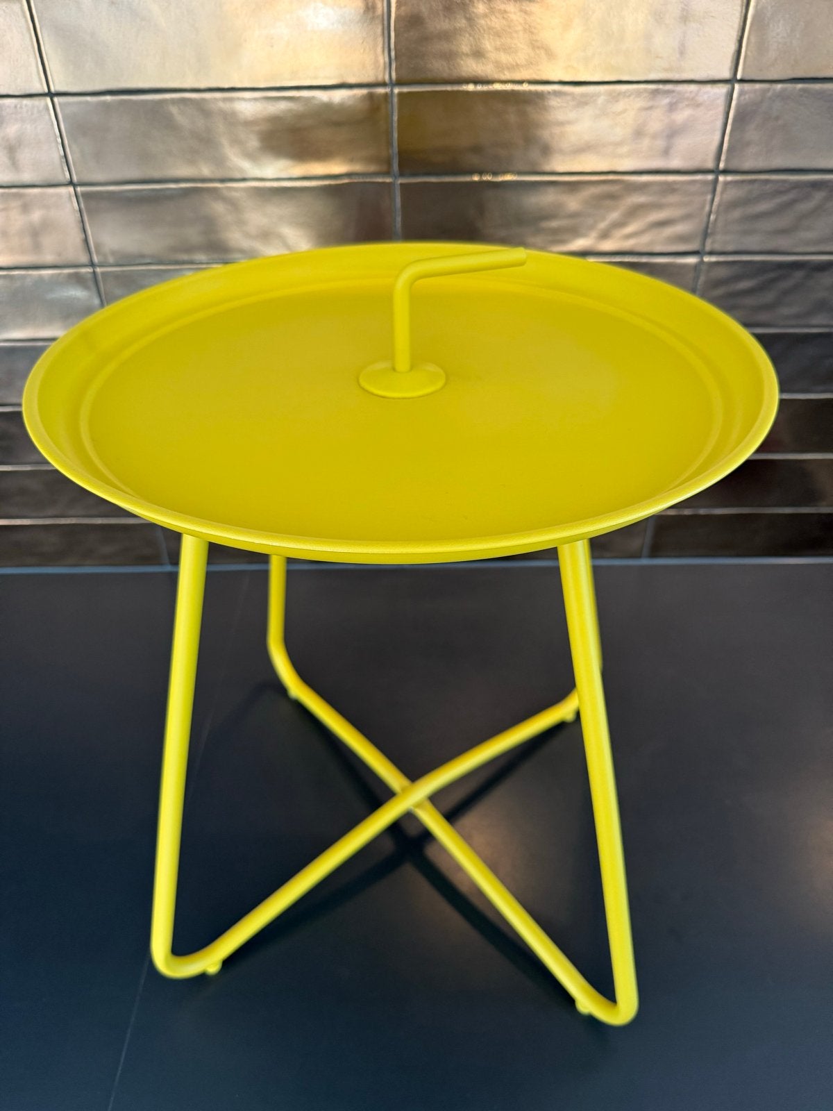 Gele bijzettafel - Zo goed als nieuw, Minder dan 55 cm, Metaal of Aluminium, Rond, Zo goed als nieuw