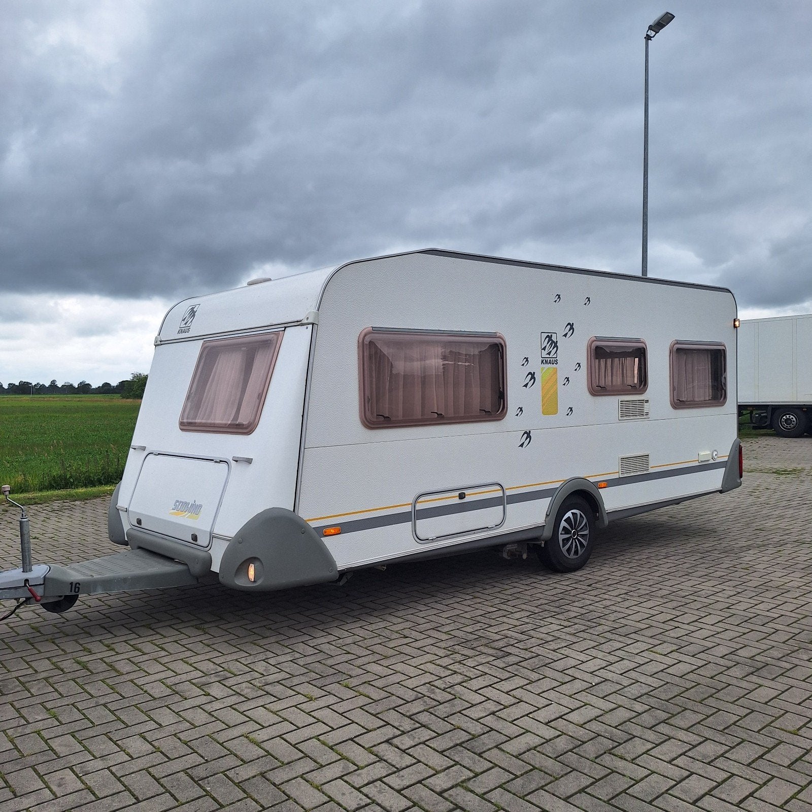 Knaus Sudwind 500, Voortent, Mover, Frans Bed, Caravans en Kamperen, Omvormbare zithoek, Schokbreker, Rondzit, Bedrijf
