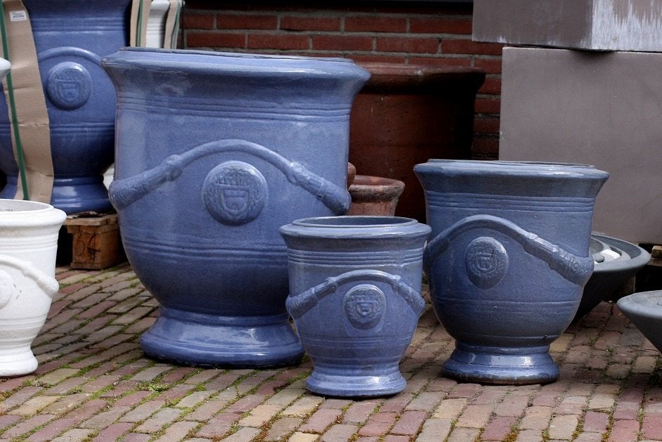 Prachtige blauwe geglazuurde bloempotten Anduze stijl terras