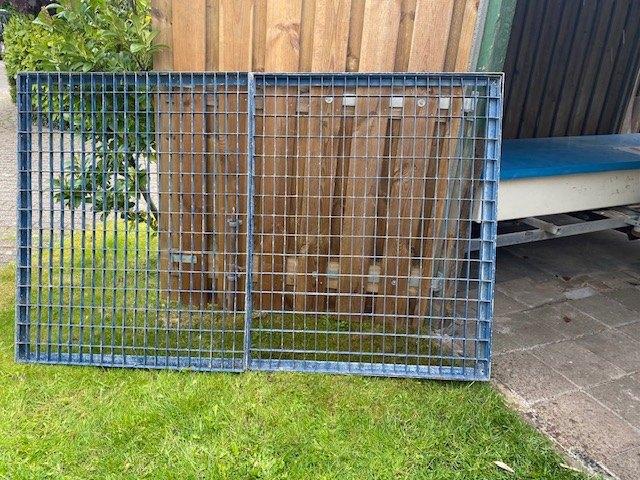 Twee frames met elk twee uitneembare roosters., Ophalen, Gebruikt, IJzer, Overige typen