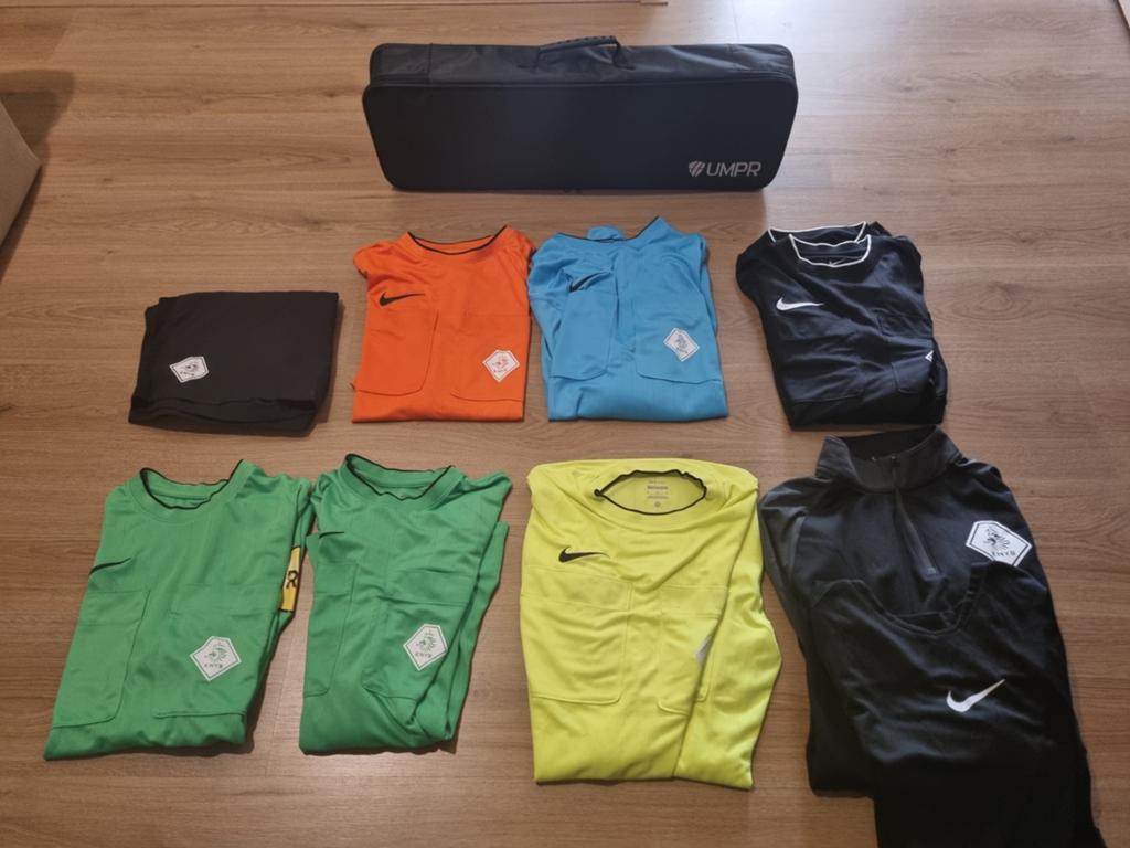 Scheidsrechters kleding divers incl sportkoffer zgan, Ophalen of Verzenden, Zo goed als nieuw, Geel, Voetbal