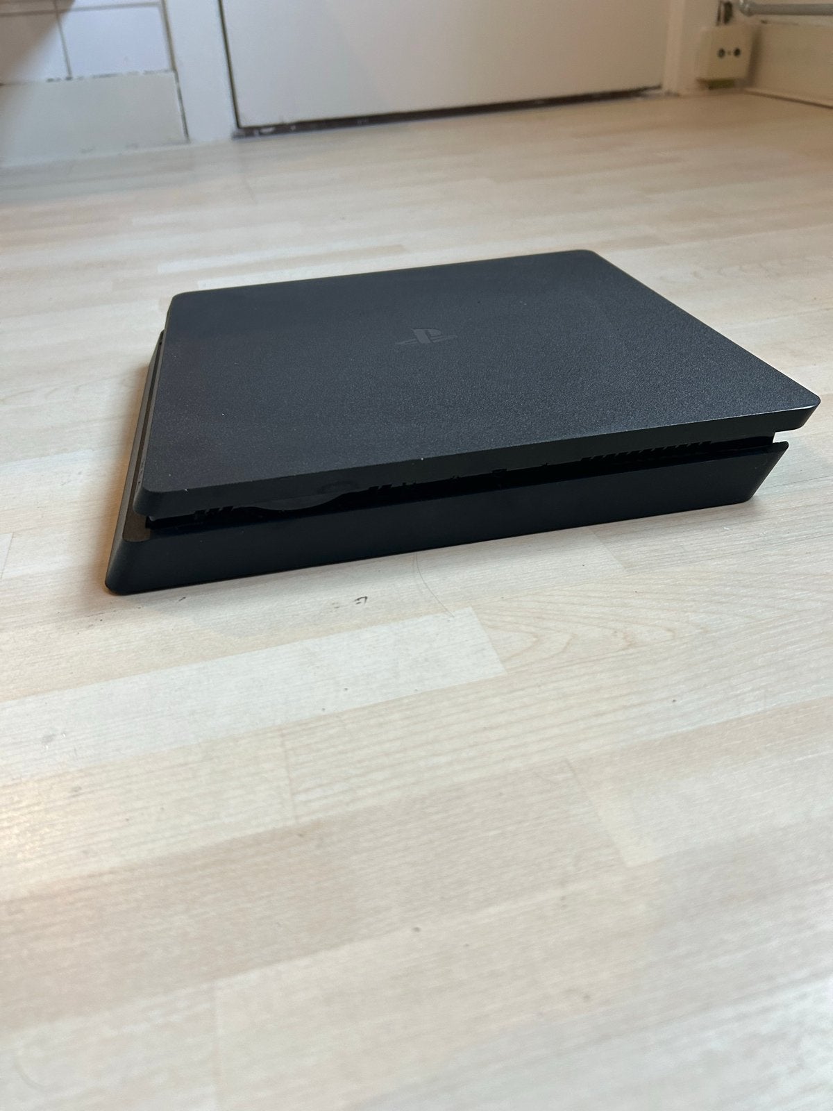 Foto 6 van PlayStation 4 Slim met beeldscherm en controller