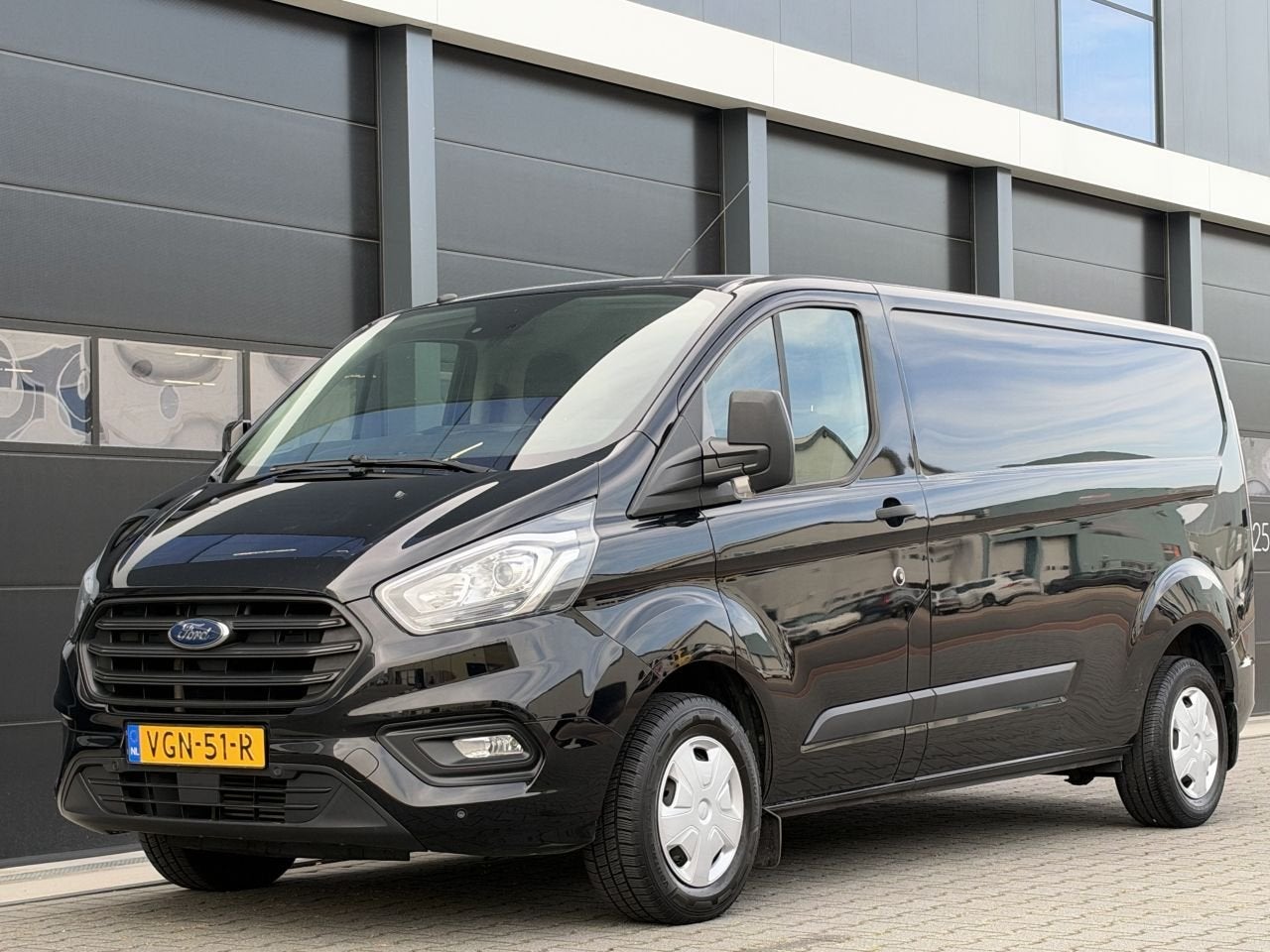 Ford Transit Custom 2.0 TDCI L2-H1 3-PERS EURO-6 (bj 2020), Auto's, 1995 cc, Zwart, Bedrijf, 2148 kg