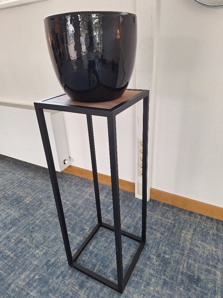 Plantenstandaard + zwarte pot luxe, Ophalen, Minder dan 60 cm, Vierkant, Zo goed als nieuw
