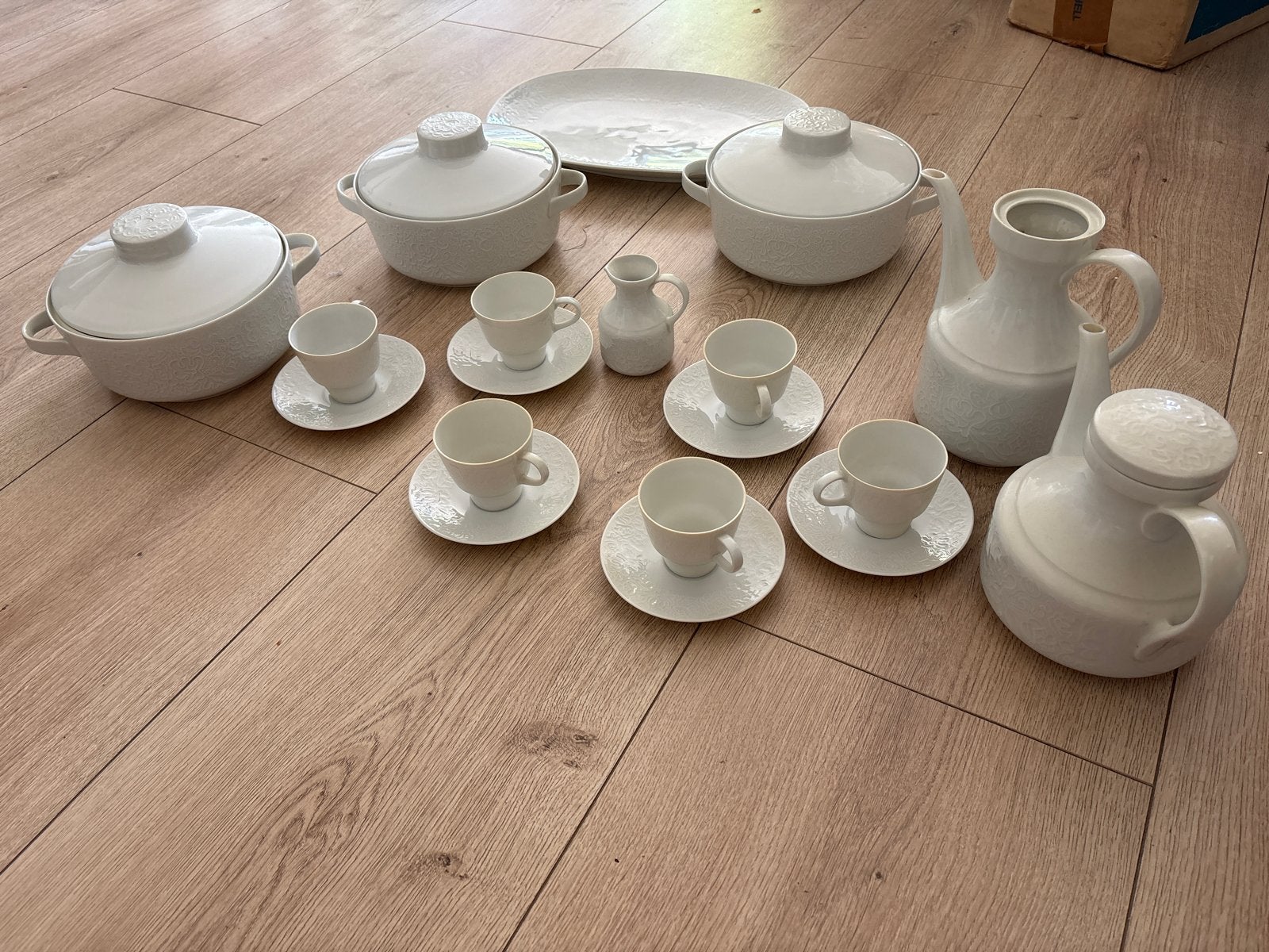 Hutschenreuther, Wit servies met reliëf - Compleet set, Ophalen, Overige merken, Keramiek, Zo goed als nieuw