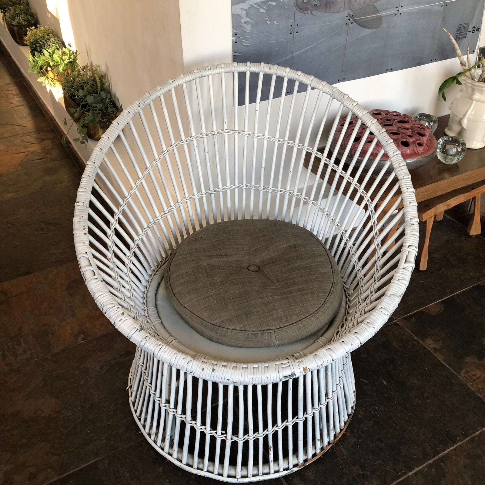 Vintage rotan stoel, wit geschilderd, ronde kuipstoel, Huis en Inrichting, Stoelen, Ophalen, Gebruikt, Wit, Eén