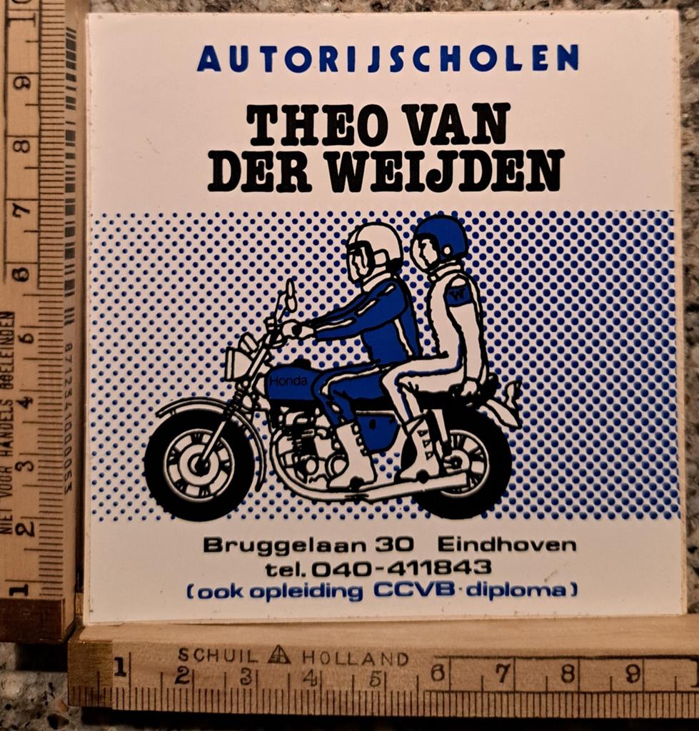 Vintage sticker Autorijscholen Theo van der Weijden strip, Ophalen of Verzenden, Zo goed als nieuw