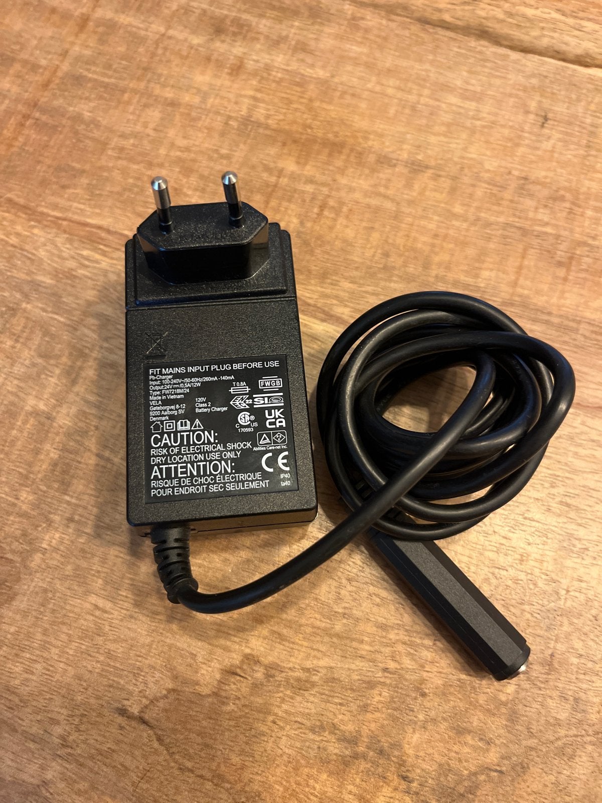 Originele VELA 24V oplader FW7218M/24 voor trippelstoel, Verzenden, Gebruikt