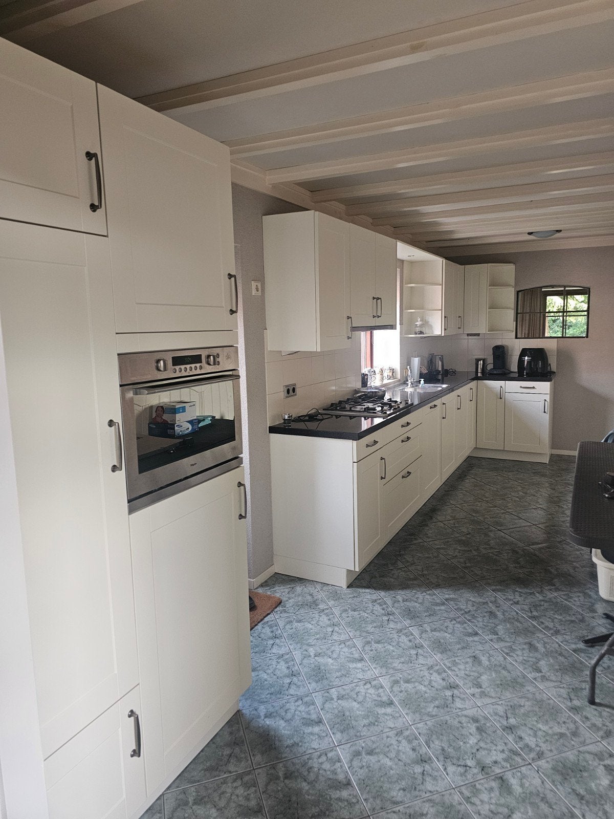 Keurige keuken met zwart hardsteen blad, Ophalen