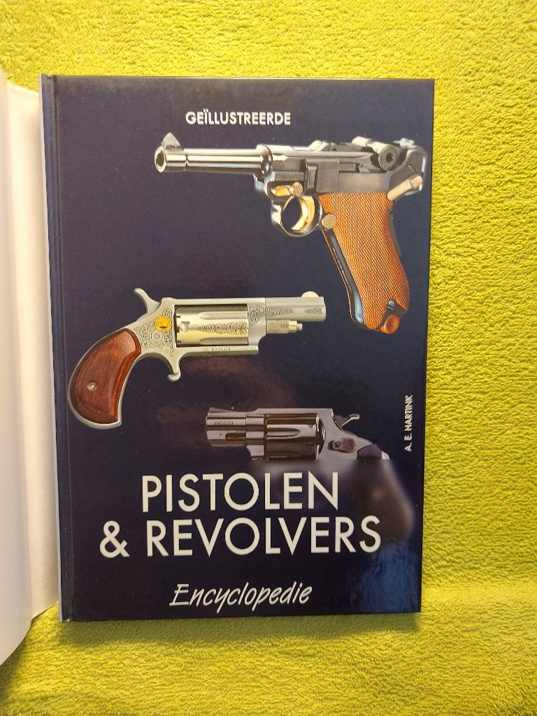 Pistolen en Revolvers encyclopedie - A.E. Hartink. 2003., Ophalen of Verzenden, Zo goed als nieuw, Overige sporten