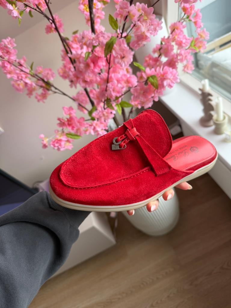 Loro Piana Summer Walk Muiltjes Rood Suède Maat 40, Kleding | Dames, Schoenen, Ophalen of Verzenden, Zo goed als nieuw, Rood, Sandalen of Muiltjes