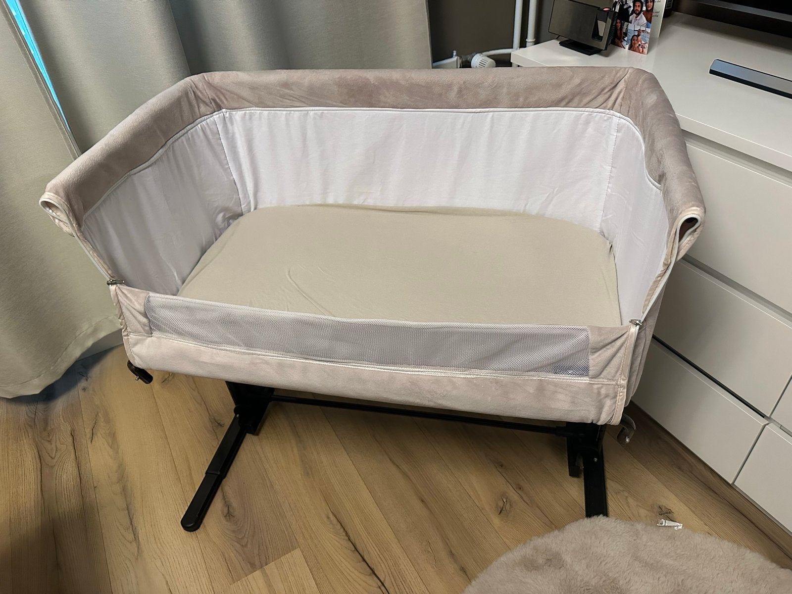 Born Lucky Co Sleeper Velvet Beige - In hoogte verstelbaar, Ophalen, Zo goed als nieuw, Wieg