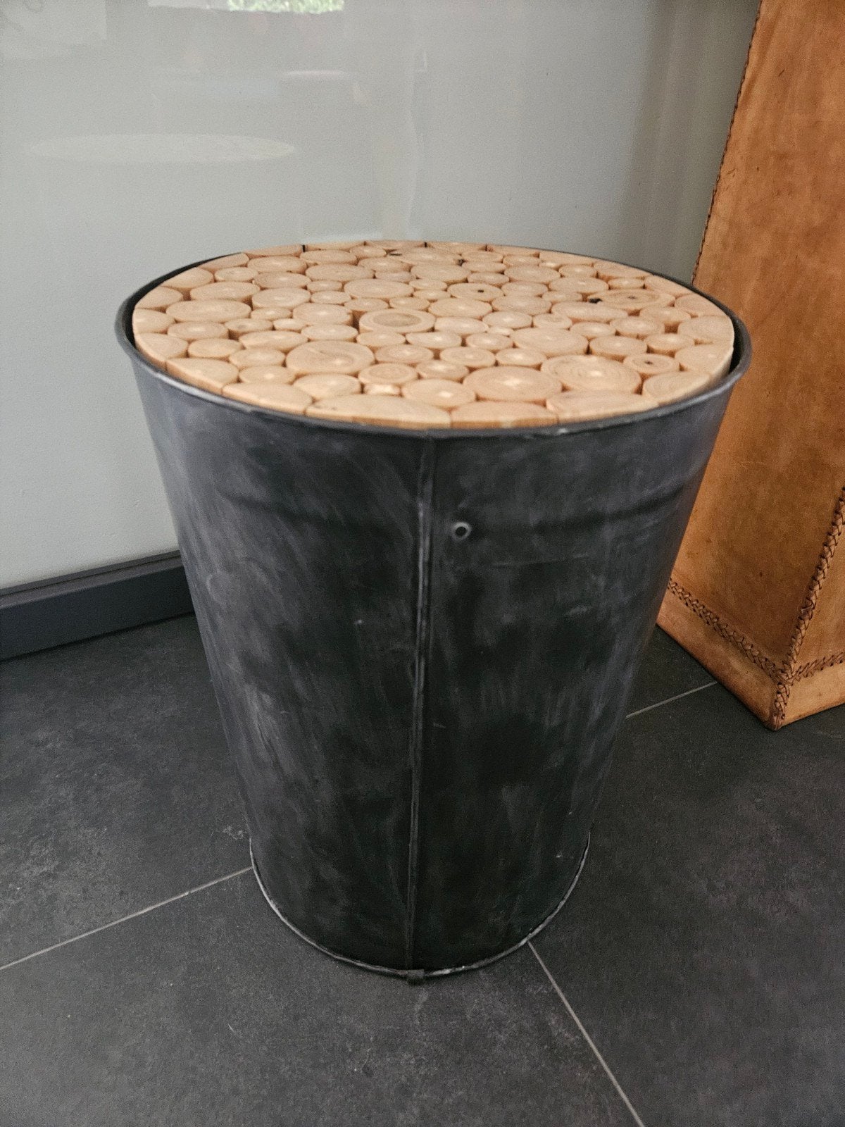Unieke bijzettafel met houten schijven, Huis en Inrichting, Gebruikt, Rond, Hout, Ophalen