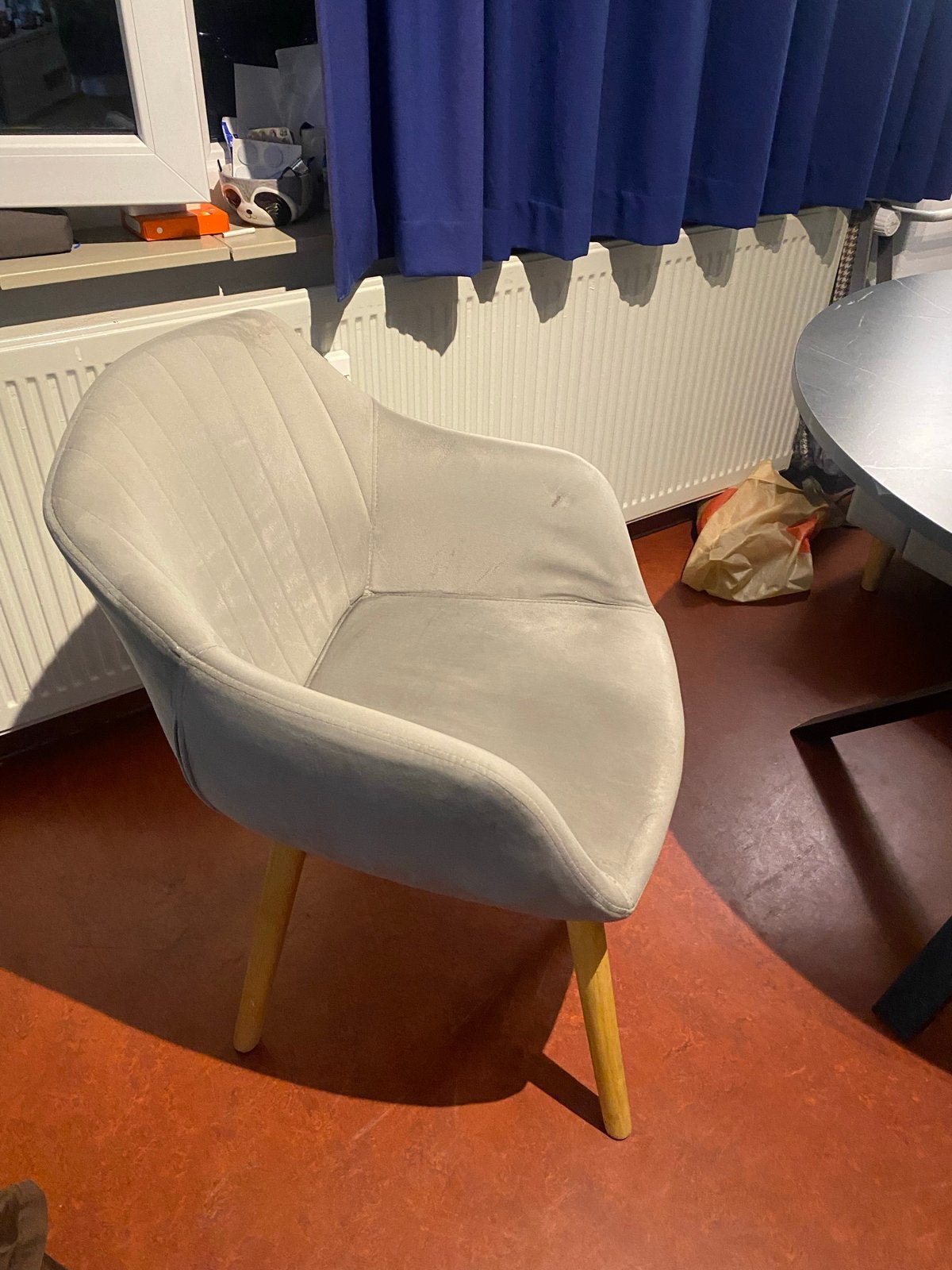 Comfortabele grijze stoel met houten poten, Ophalen, Gebruikt, Hout, Eén