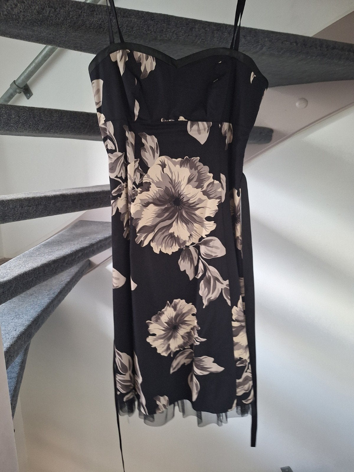 Zwart bloemenjurkje met spaghettibandjes - Maat M, Maat 38/40 (M), Zwart, Ophalen of Verzenden, Gedragen