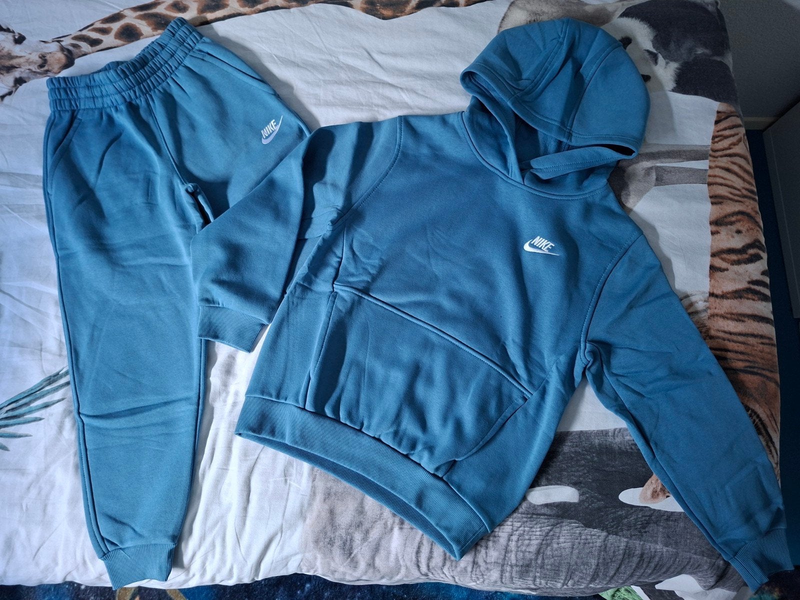 NIEUW! Nike sweater/hoodie en broek maat 134-140-146, Jongen of Meisje, Nieuw, Ophalen of Verzenden, Setje