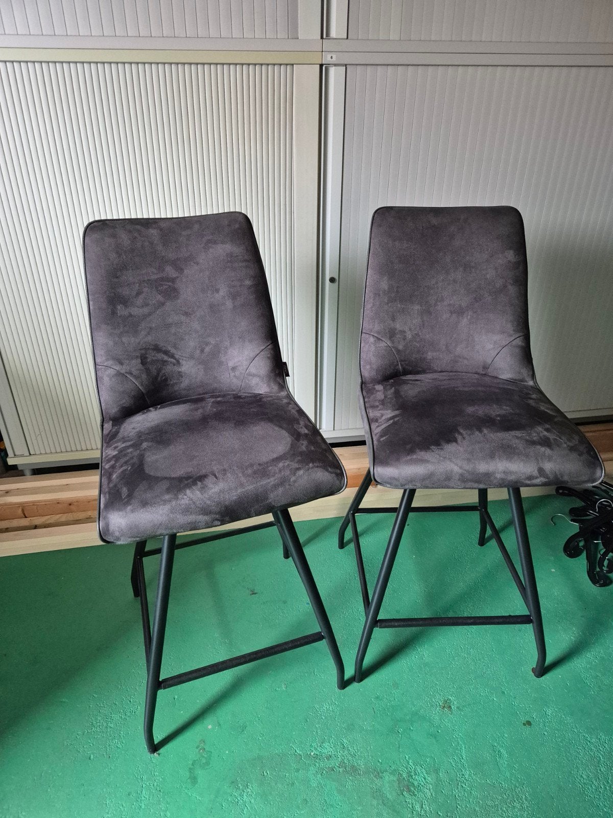 2x Draaibare barkrukken - Grijs, Ophalen, Draaibaar, Gebruikt, 60 tot 90 cm