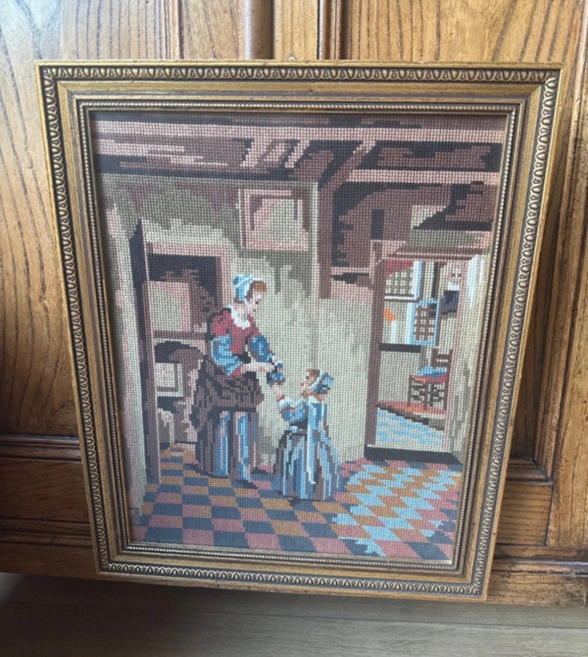 Ingelijst borduurwerk: Vrouw en kind in interieur (41x51cm), Portret of Personen, Ophalen of Verzenden, Klassiek, Ingelijst