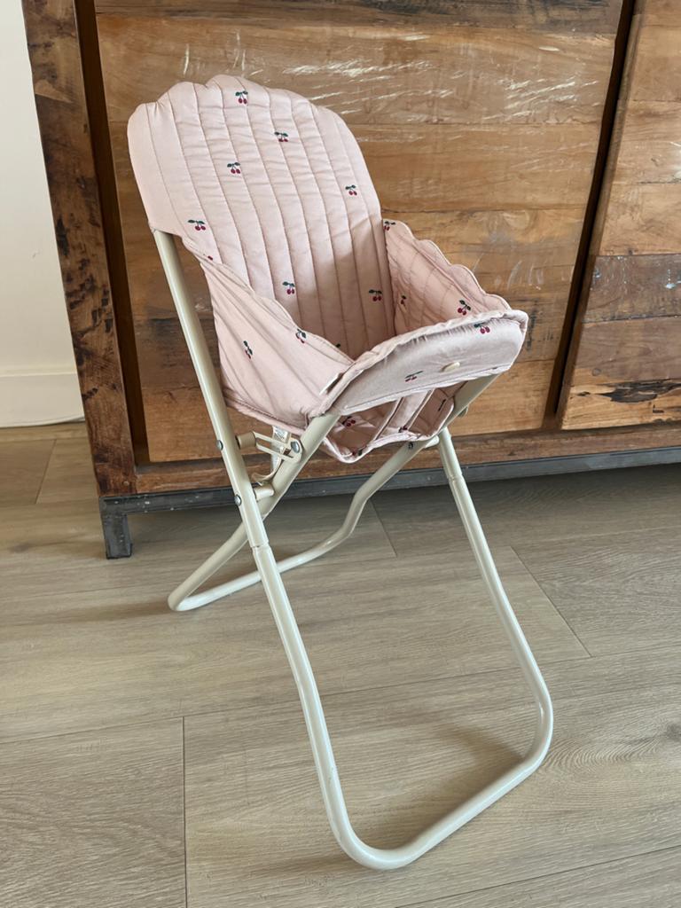 Konges Sløjd poppenstoel - cherry blush, Kinderen en Baby's, Speelgoed | Poppen, Ophalen of Verzenden, Zo goed als nieuw, Overige typen