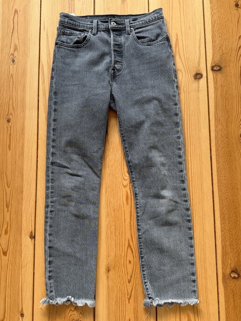 Levi's 501 Jeans Spijkerbroek - Grijs Denim - W26 L28, Ophalen of Verzenden, Zo goed als nieuw, W27 (confectie 34) of kleiner