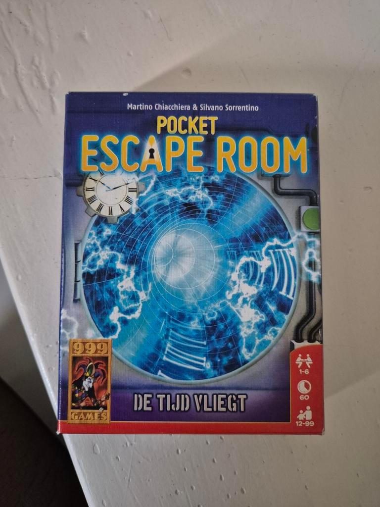 Pocket Escape Room: De Tijd Vliegt - 999 Games, Ophalen of Verzenden, Zo goed als nieuw, Vijf spelers of meer, 999 Games
