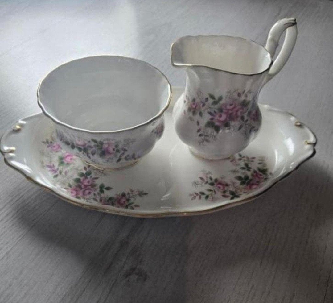 Royal Albert Lavender Rose suiker- en melkset op dienblad, Antiek en Kunst, Ophalen
