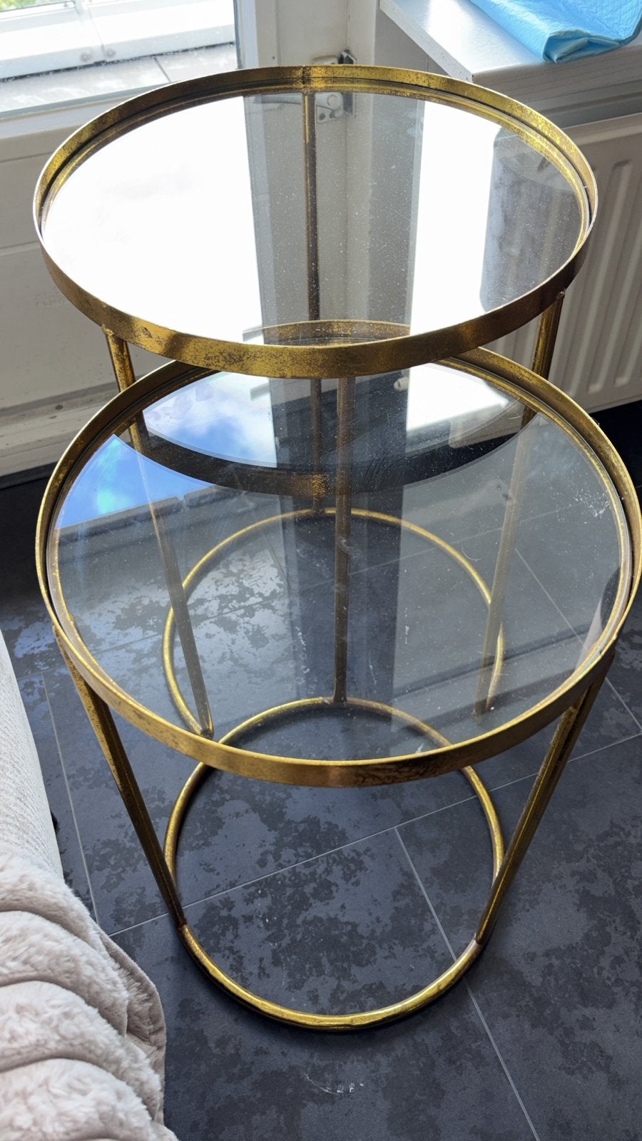 Set van 2 Gouden Bijzettafeltjes met Glazen Blad, Huis en Inrichting, Minder dan 55 cm, Gebruikt, Metaal of Aluminium, Rond