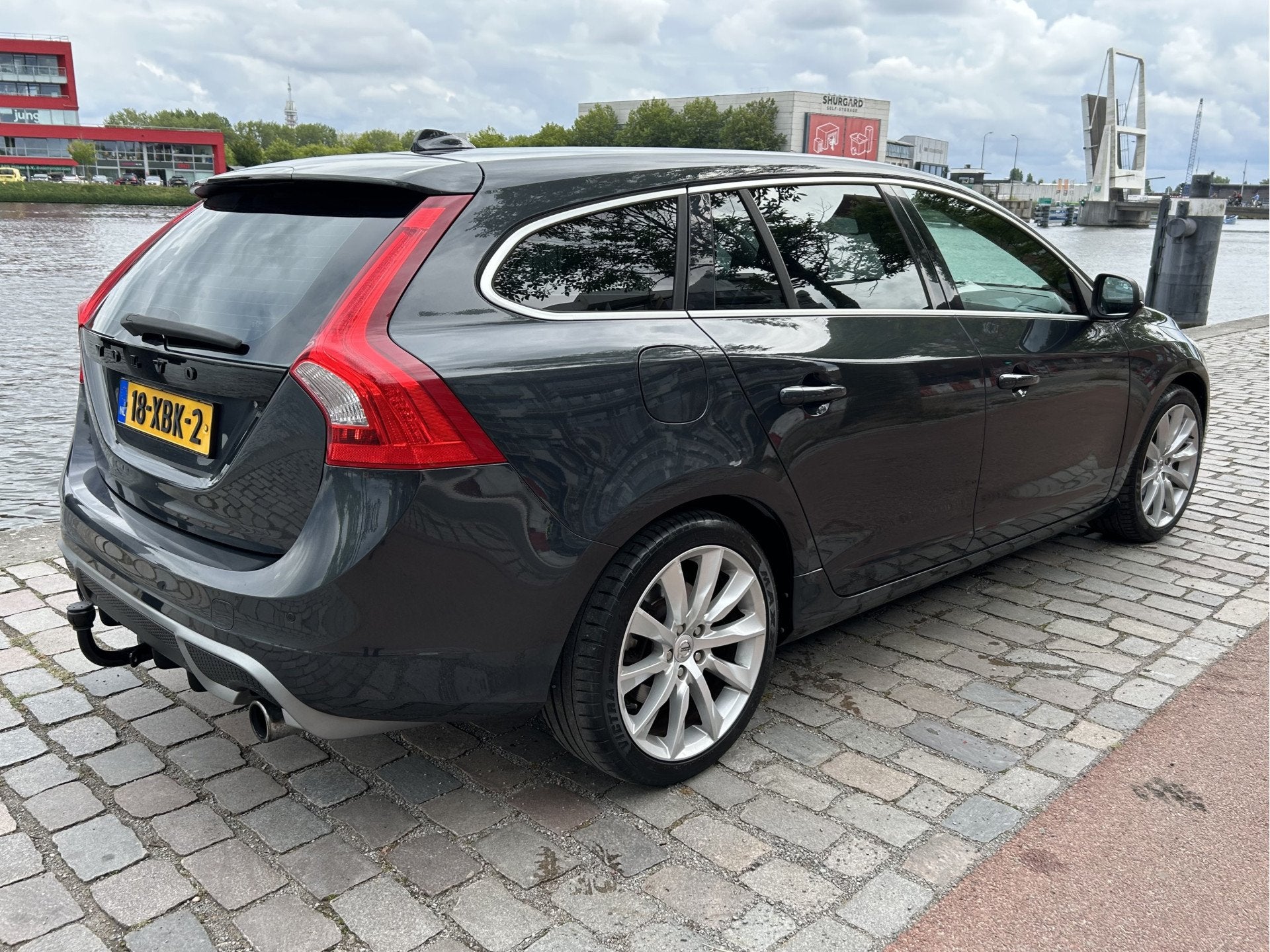Volvo V60 1.6 T3 R-Design Airco/ECC Navi Keurige auto!, Voorwielaandrijving, Stof, Gebruikt, 4 cilinders