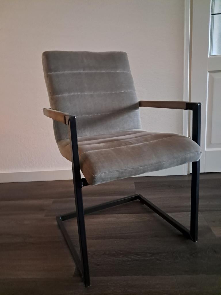 Moderne eetkamerstoelen (5 of 6 beschikbaar), Huis en Inrichting, Tafels | Eettafels, Ophalen, Gebruikt, Modern, Industrieel, 50 tot 100 cm