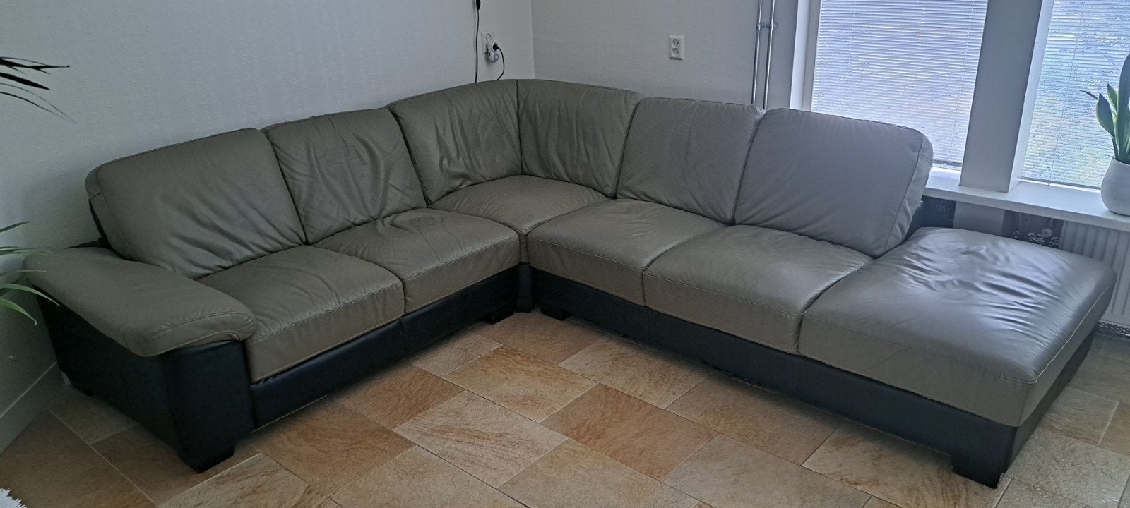 Moet snel weg Hoekbank met ziteiland - Donker beige leer, Ophalen, 250 tot 300 cm, Gebruikt, Minder dan 75 cm